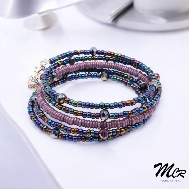 Alambre de Memoria 5 vueltas. Cuentas Iridiscentes con vuelta central en acrílico lila. Entre-piezas de cristal facetado.