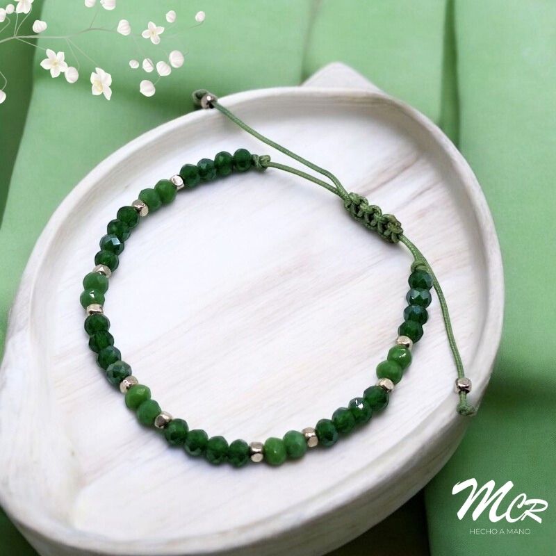 Pulsera ajustable cierre macramé. Cuentas cristal verde opaco con entre-piezas plateadas. (4,00 €)